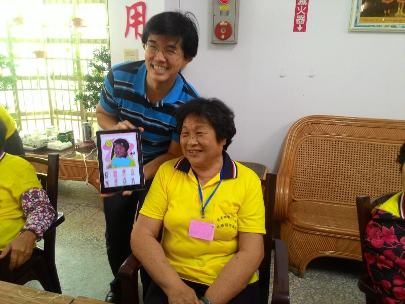 老師與學員的成果的合照。