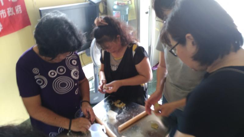 學員仔細聽老師的說明