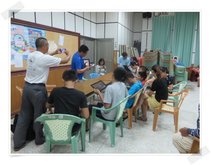 講師示範如何掃描電子發票