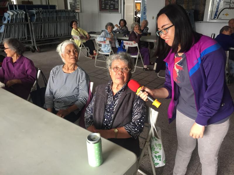 講師請長輩跟著平板獻唱一手