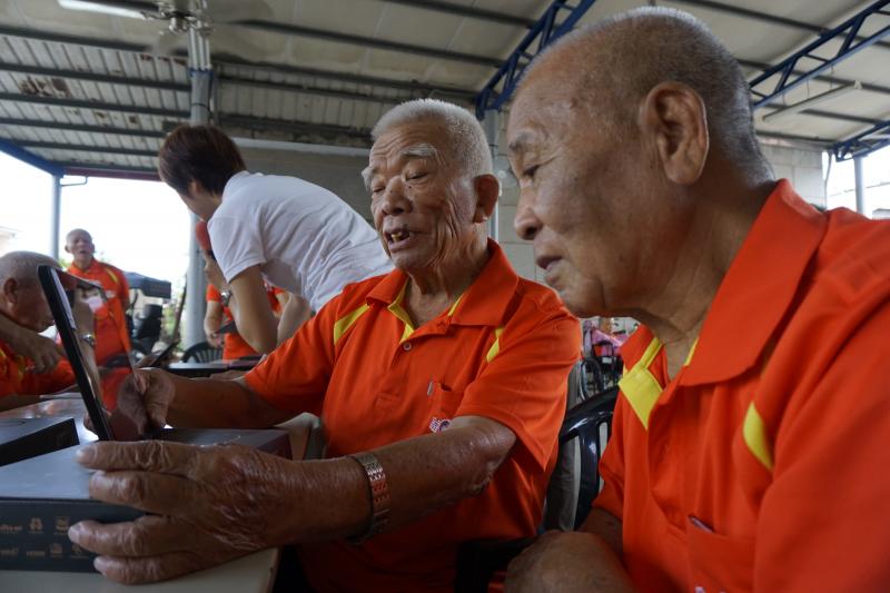 輩們認真學習的樣子，很棒!