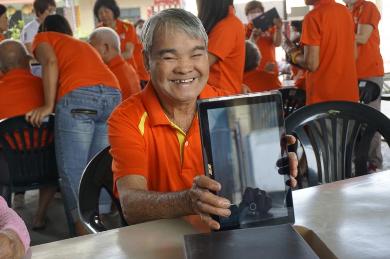 80歲的哥哥很成功地拍出自己的照片!