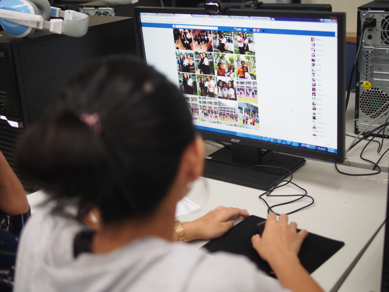 學員利用FB下載自己拍的照片作為素材，以避免觸犯版權。