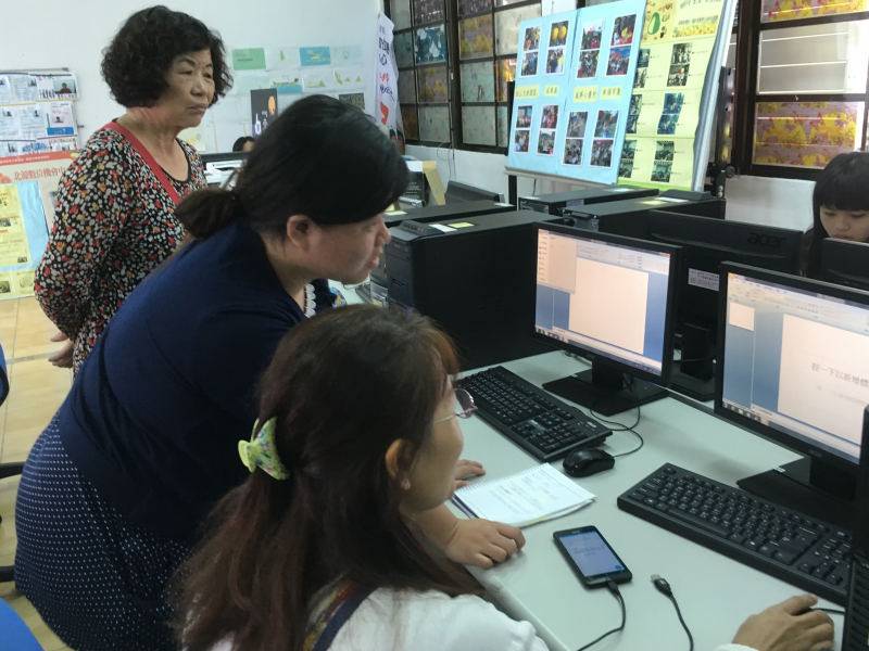 學員們相互討論食譜內容