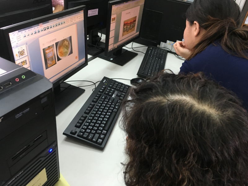 學員使用電腦練習完成食譜
