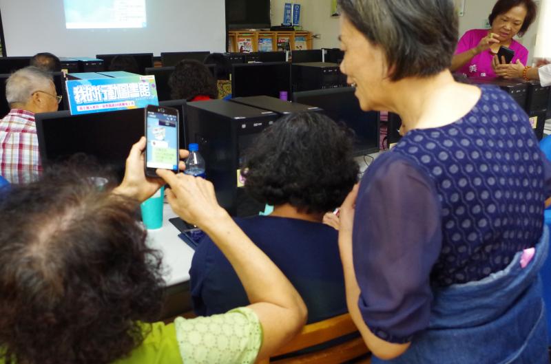 無時無刻，    無所不LINE，    無法抗拒，  無LINE不行。 