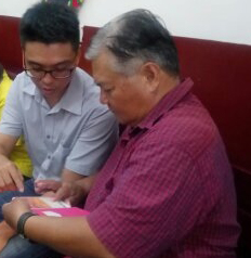 指導長者們先熟悉平板操作功能。