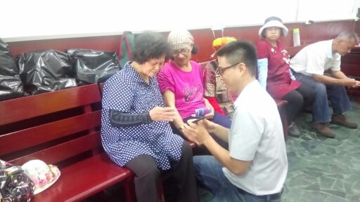 教長輩們拍照、欣賞youtube影音。