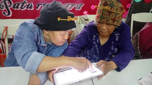 奶奶們嘗試自拍功能。