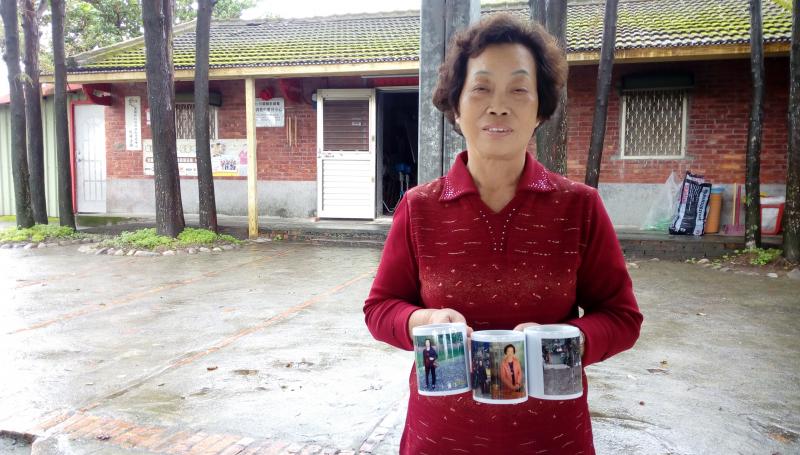 長輩拿著自己熱轉印的馬克杯