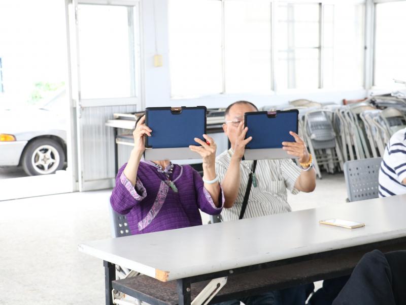 學員實際拿起平板，練習操作