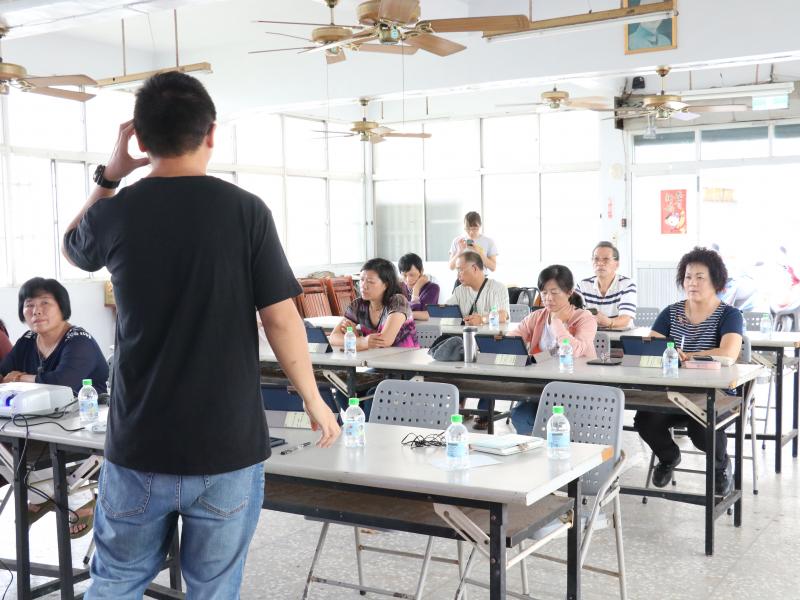 老師認真地解講課程重點