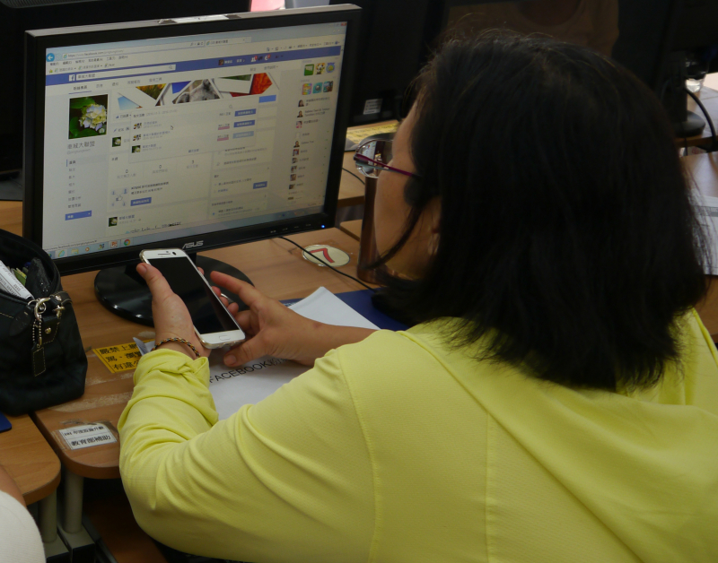 學員正要從自己的FB，嘗試建立粉絲團。