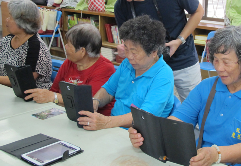 學員們專心上課並跟著操作