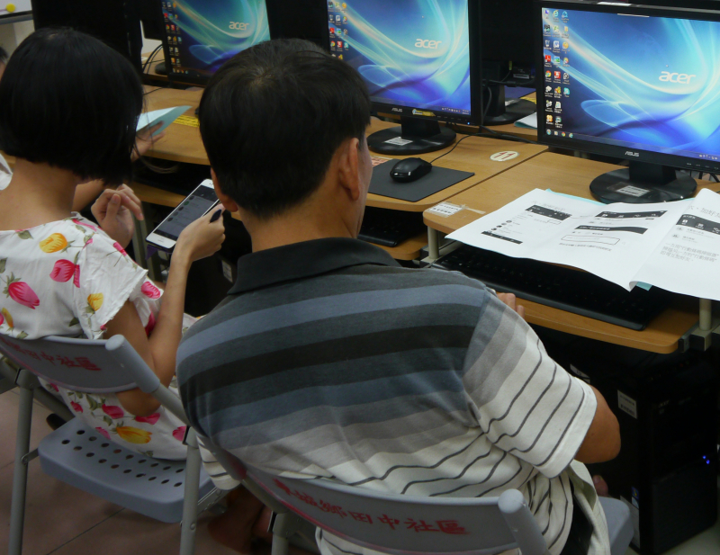 學員開始篩選手機中照片，準備匯入電腦。