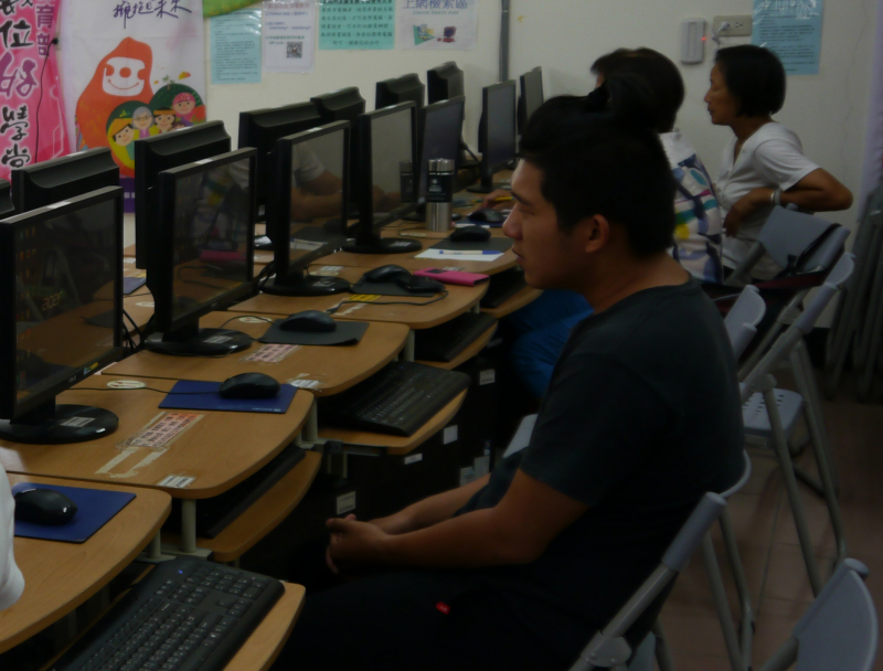 學員正認真聽講師講解操作步驟。