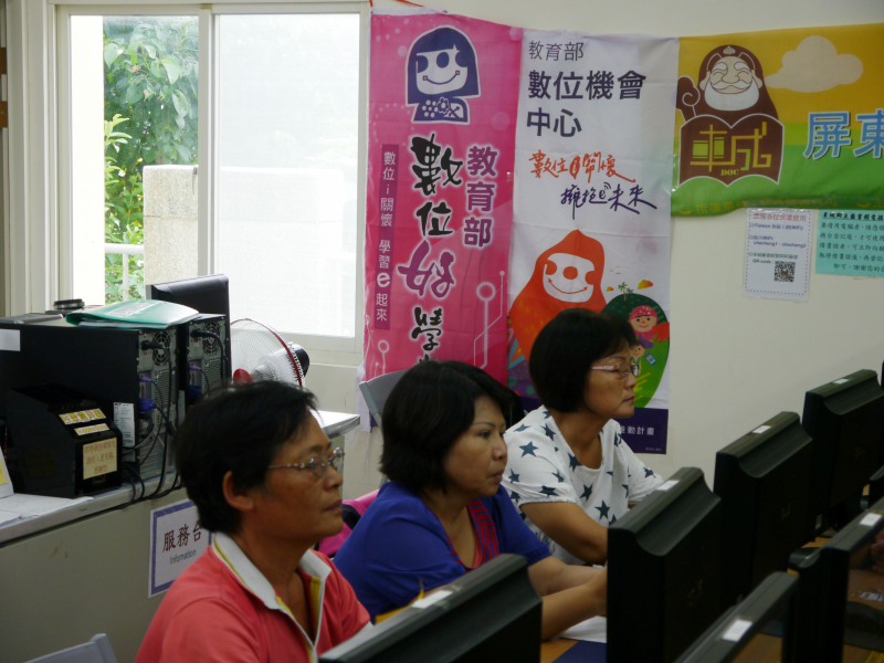 學員認真跟著講師步驟，慢慢操作各種功能。