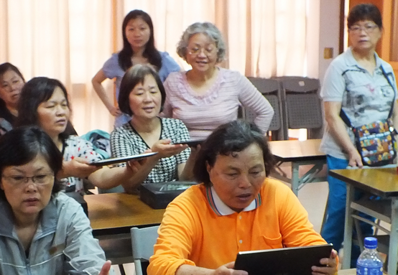 學員們手拿平板，練習基礎操作