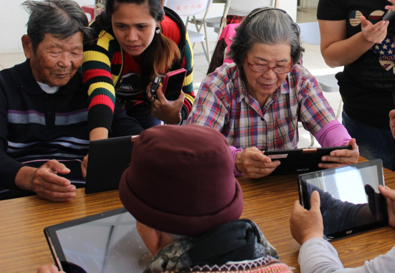 學員各個拿著平板，認真的練習