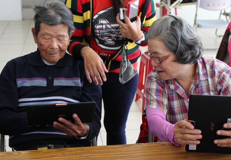 學員間彼此討論、分享操作心得