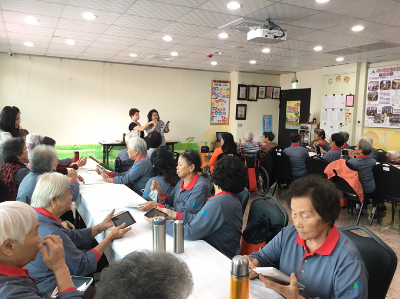 老師教導學員們平板的功能