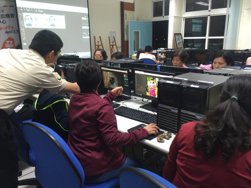 對於不大會使用鍵盤輸入的學員們,數位機會中心也會教導使用手寫板來輸入文字