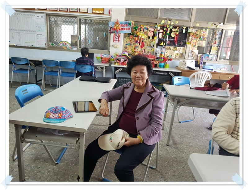 學員認真觀看老師操作