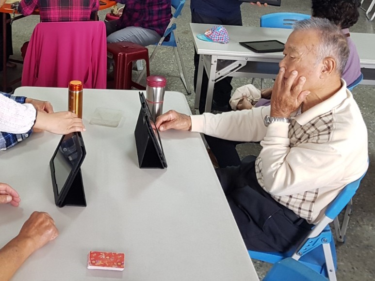 學員認真操作平板