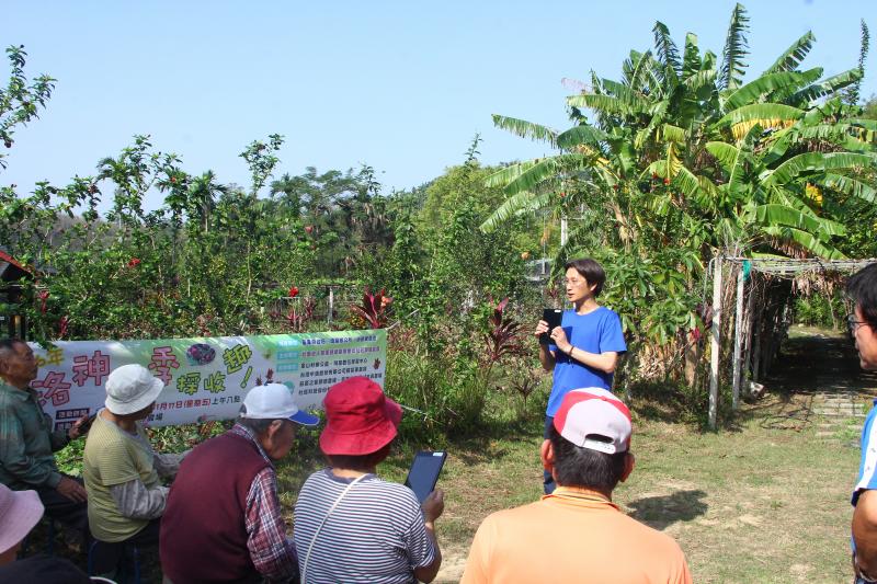來自社區阿公、阿婆一起體驗平板學習樂趣