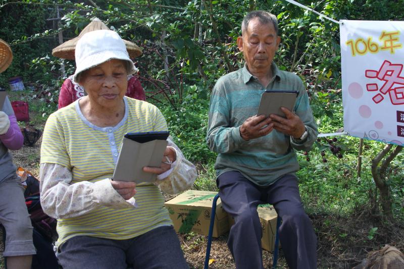 透過平板課程，讓這群阿公阿婆可以體驗一下，用手指頭滑平板的樂趣