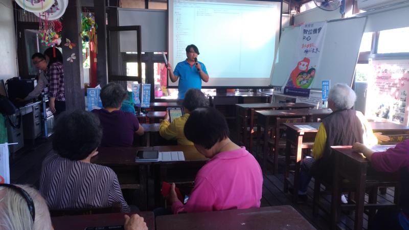 媽媽教我的菜課程，老師講解數位記錄技巧