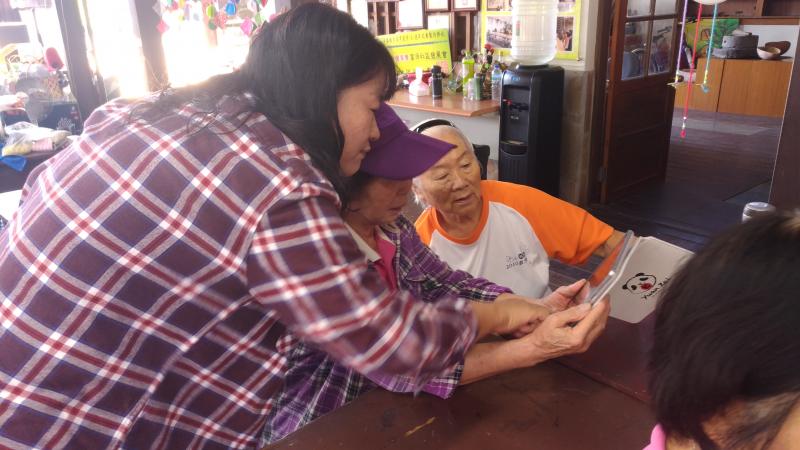 從基本的開始，一步步教導長輩如何使用電子食譜