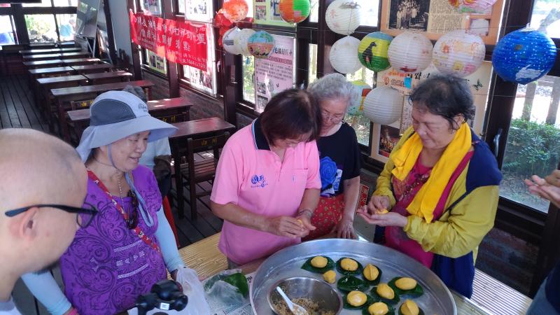 長輩們在快樂中學習