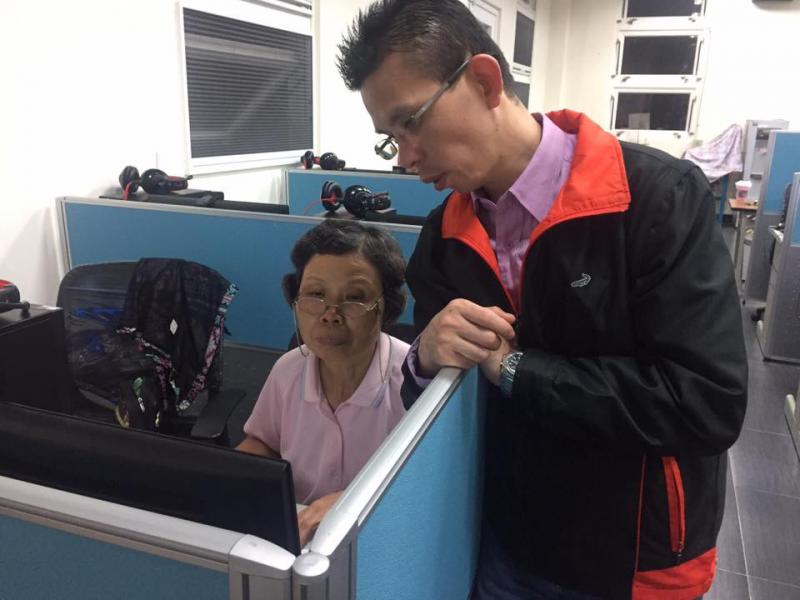 講師協助學員解決困難。