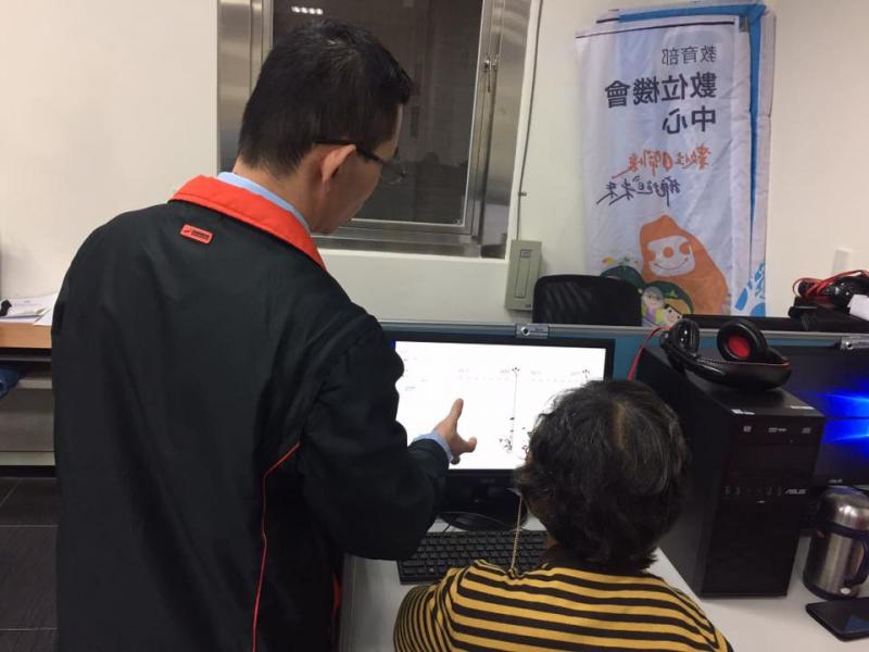 講師向學員說明操作錯誤的原因。