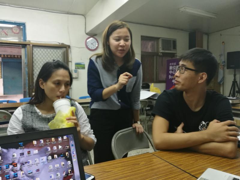 講師正在各別和分組討論遊程的規劃