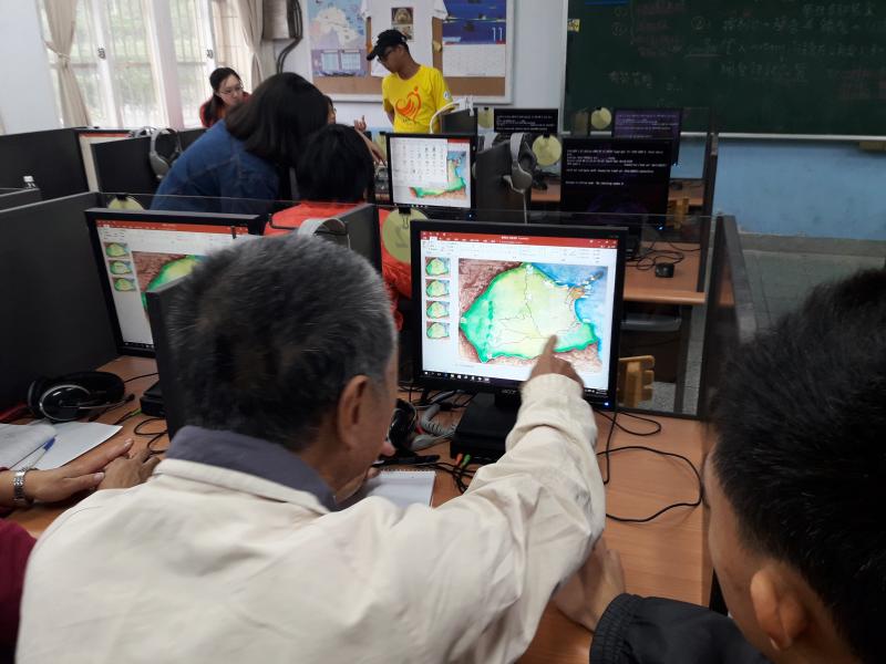 課程進行過程將學員分組後，由 學員分配各景點的錄音工作及設定動畫效果。