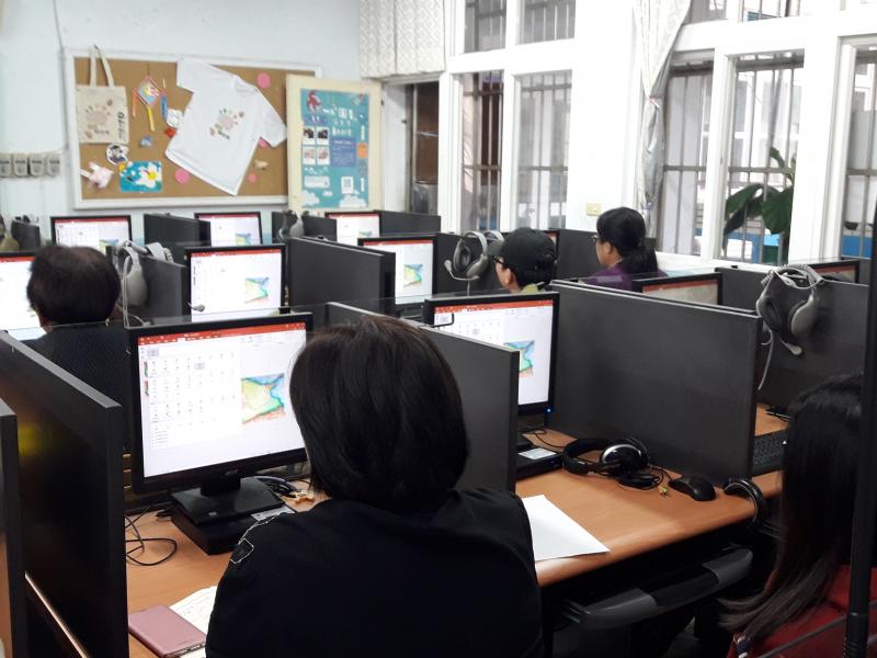 學員認真聽講師學習軟體操作