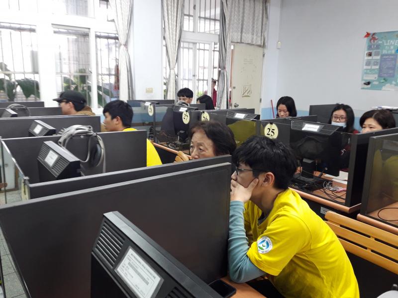 資訊志工協助學員們操作電腦軟體,此次課程使用powerpoint軟體。彙整各組學員的 作品，並發佈成影片檔。