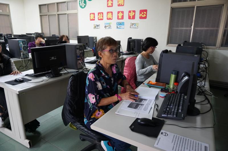 拍照首先要構圖喲，了解自己想拍什麼。