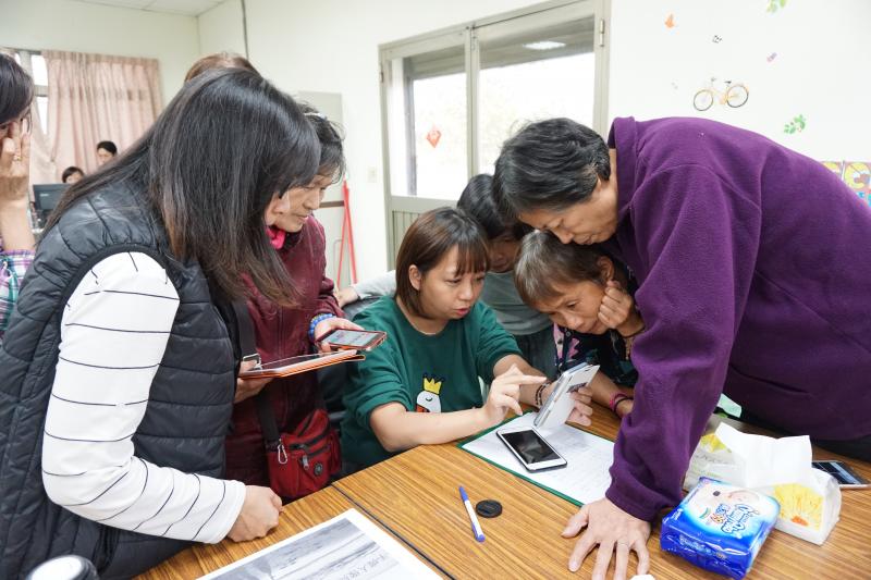 這顆痣要這樣慢慢修圖就不見了，還有美圖秀秀軟體有很多不同的情境可以還擇哦。