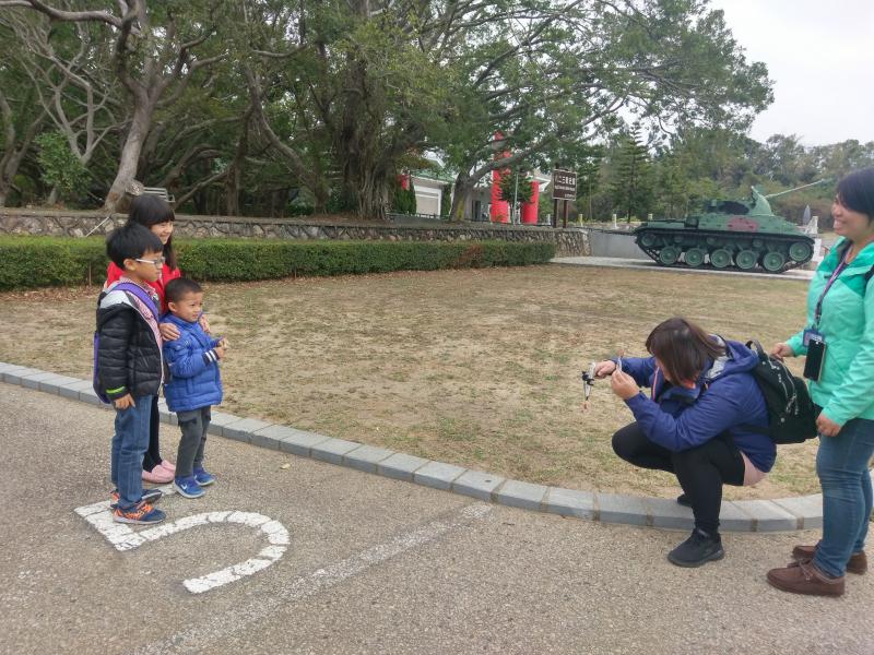 地上寫著「5」，只有三位模特兒，少站上去兩個人哦