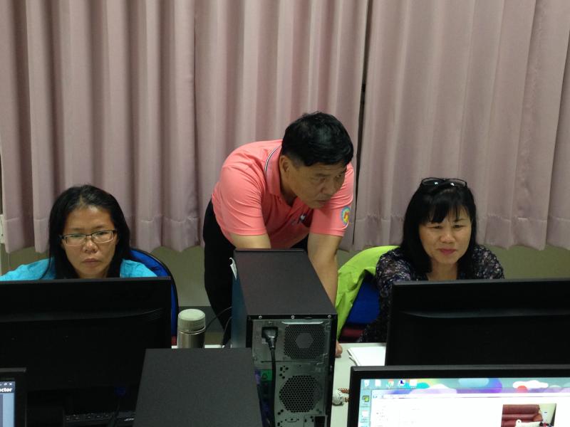 老師指導學員製作商品銷售海報。