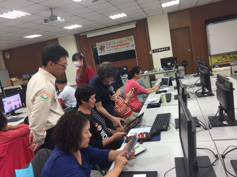 講師協助建中國小的學員進行社群APP的操作