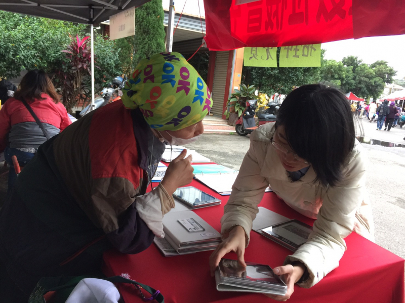 講師教學員操作平板電腦