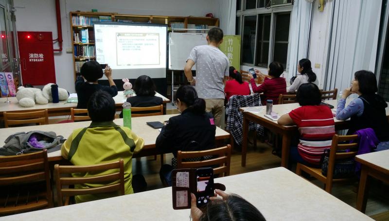 學員專心聽課中，有不懂的會發問