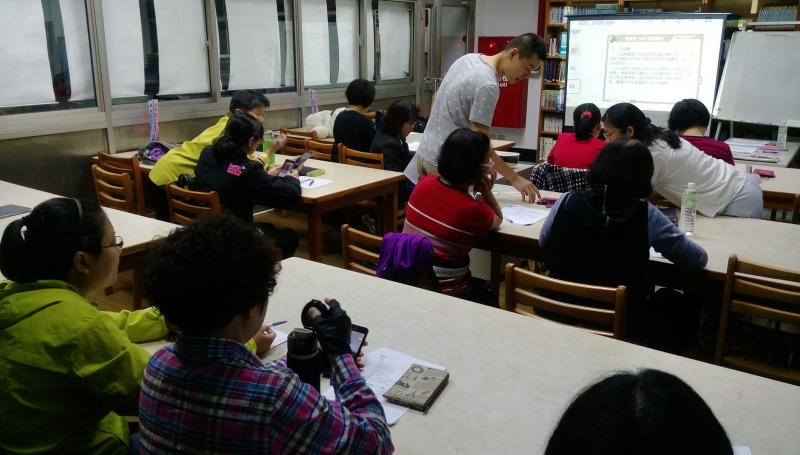 學員互相討論學習