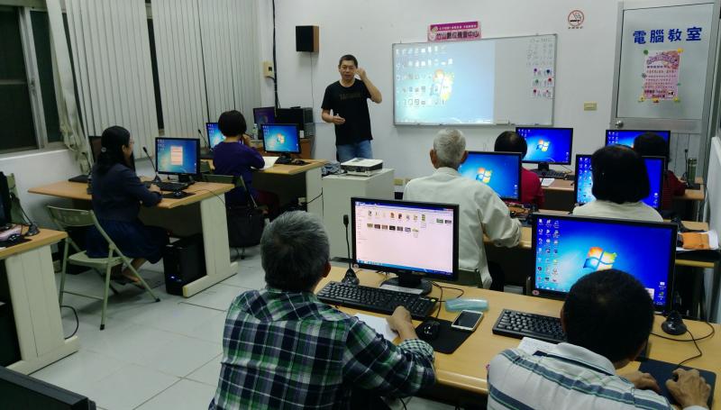 學員認真聽老師講解並實際操作