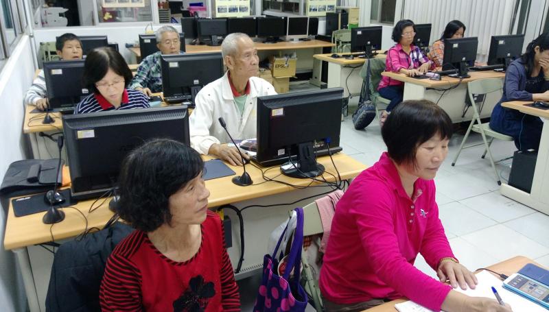 學員認真的在做筆記