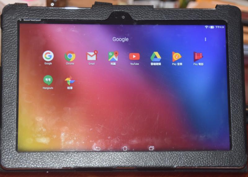 緩慢的平板開機過程，讓大人小孩耐心的操作。鍵盤的軟性讓人不習慣。